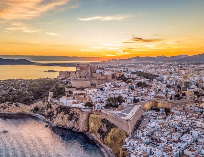 Ibiza não aguenta mais turistas? População da ilha realiza protesto contra o turismo excessivo durante o verão