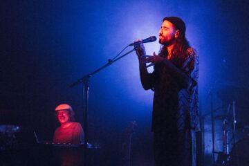 Dub, mescla de ritmos, eletrônica hipnótica, cacau, meditação: Alex Serra estreia no Brasil com turnê em três cidades que vai além da música