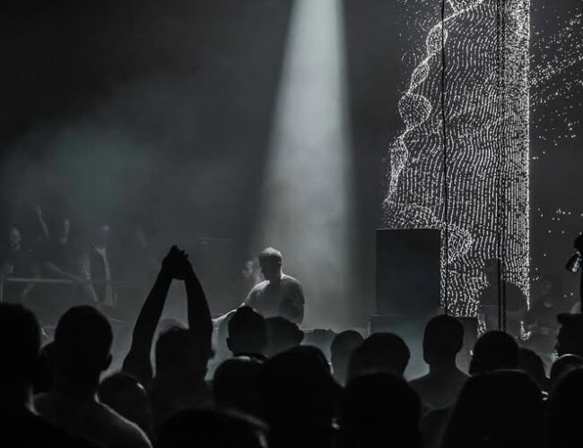 Ben Klock, Dax J, Adiel e o B2B histórico de Eli Iwasa e Vermelho: a tempestade sonora que faz da Photon no Gate 22 um dos rituais mais potentes do techno