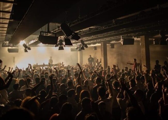 Onde a guerra não alcança: o techno e a pista de dança como refúgio no caos que é viver no Líbano