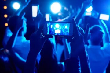 Eventos com uso de celular proibido crescem 567% no mundo em 2025 e é aprovado por jovens, aponta Eventbrite