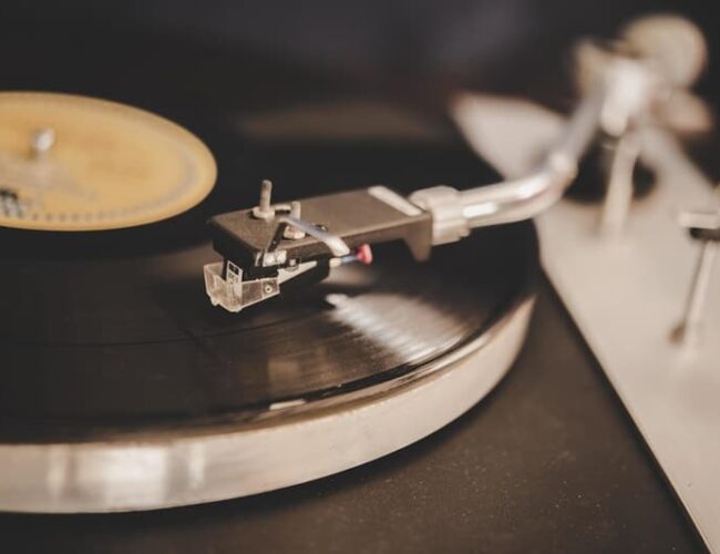 Vinil x streaming: afinal, a música no disco soa melhor e mais limpa do que no digital?
