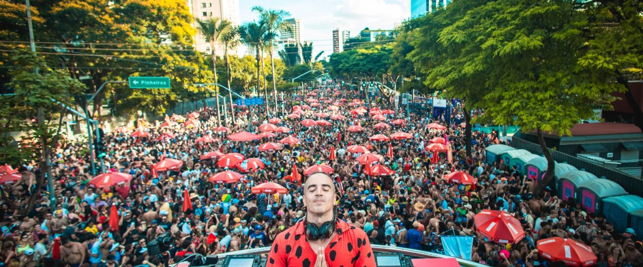 Dre Guazelli realiza bloco Dre Tarde com mais de 30 mil pessoas em São Paulo na Avenida Faria Lima