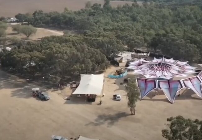 Local do festival ‘Tribe Of Nova’ que foi atacado pelo Hamas em Israel vira memorial