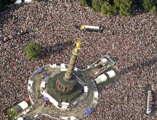 Caçula da Love Parade, Rave The Planet acontece dia 17/08 em Berlim. Em 2023, reuniu 300 mil pessoas e participação de brasileiros