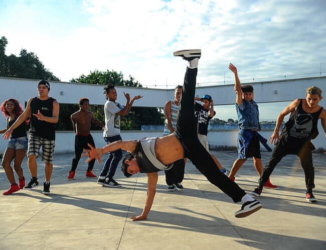 Prática milenar, a dança oferece diversos benefícios para a saúde mental e física. Você já dançou hoje?