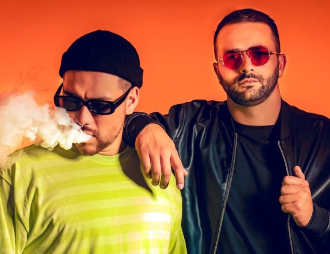 Nascida para a pista de dança: “Acid Rush”, novo single do duo Villain Mode, é ímpeto de adrenalina difícil de segurar 