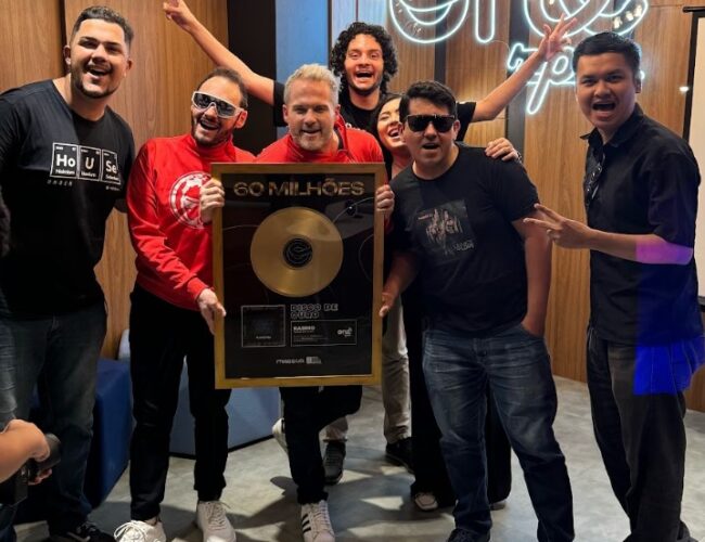 Marco histórico! KASINO recebe Disco de Ouro por hit que marcou gerações e ultrapassa 60 milhões de streams