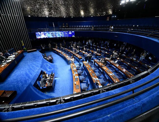 Senado aprova PL que regula inteligência artificial no Brasil, incluindo proteção aos direitos autorais