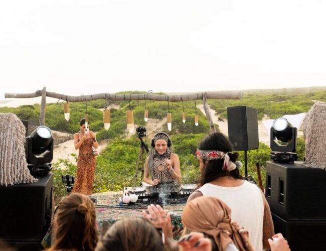 Fada da pista, Ella Candeu entrega set com influências orgânicas no Festival Duna, nos Lençóis Maranhenses 