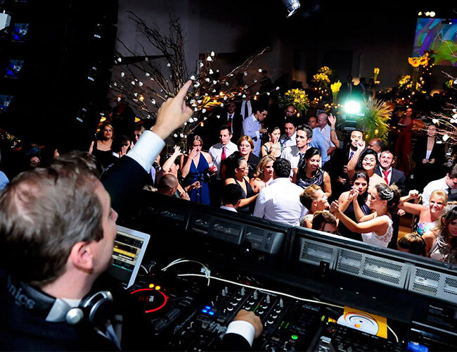 DJ em Minas Gerais é condenado a pagar R$5 mil em danos morais por enviar amigo para tocar em seu lugar