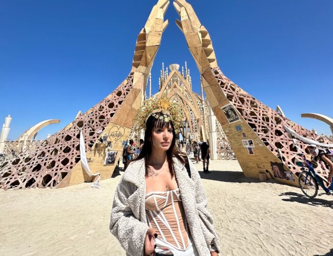 Do deserto à pista de dança: Nana Torres materializa experiência em “Let It Dust”, faixa inspirada no Burning Man