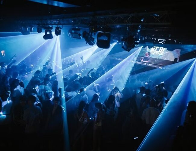 E-music pelo mundo: as raves ilegais e uma lei autoritária moldaram a cena clubber do Reino Unido