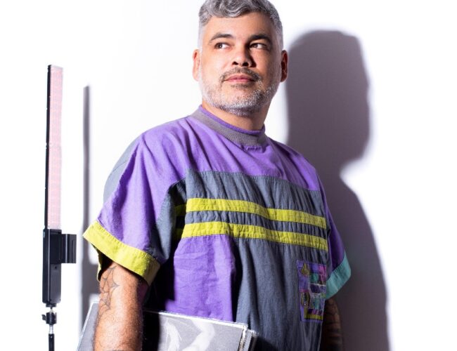 Com direito a “fluteboxing” e batida de funk, Leo Janeiro lança o EP “Carioca Flute / Som Na Caixa”