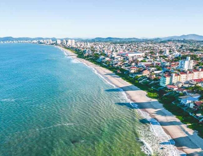 Do pôr do sol ao after: como é o verão eletrônico em Santa Catarina