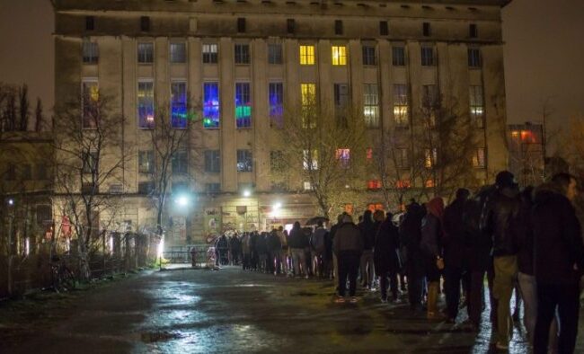 Novo filme de comédia contará a história de dois amigos que não conseguiram entrar no Berghain