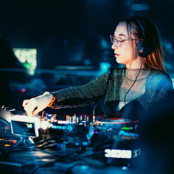 Next on Decks: Bloomie lança seu debut ‘Away From Home’ e transforma intensidade do techno em ferramenta de cura