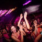 Estudo com mulheres acima de 40 anos revela motivações, desafios e poder transformador do clubbing