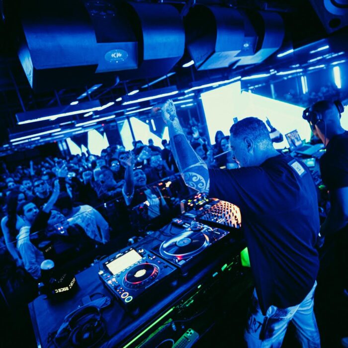 Após jogo do Brasil, partida continua na pista: Freak Chic recebe Ratier e M-High no D-EDGE SP