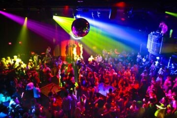 Existe uma abertura real na cena brasileira para DJs LGBTQIAPN+? Artistas e produtores de evento comentam o tema!