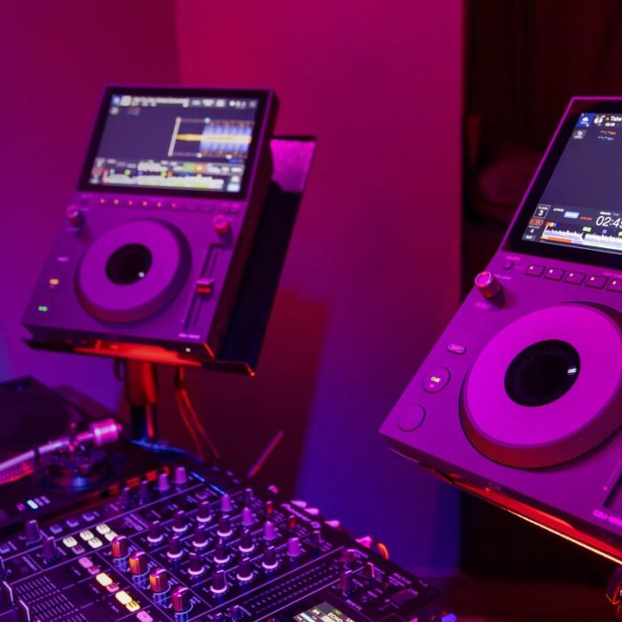 AlphaTheta lança nova CDJ-1500X que permite solicitação de música ao DJ e divide opiniões dos internautas